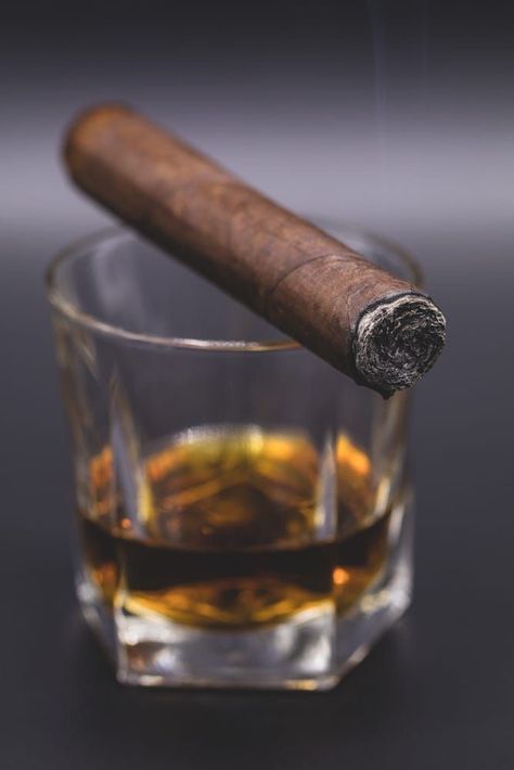 Coffee Tumblr, Whiskey Gifts, Cuban Cigars, Pipes And Cigars, Cigars And Whiskey, Fidel Castro, Irish Whiskey, Natural Food, Groomsman Gifts