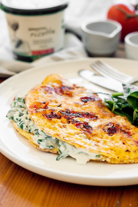 This simple Ricotta and spinach omelette ticks many boxes for a quick light and healthy breakfast. Egg Ricotta Breakfast, Ricotta Recipes Breakfast, Ricotta Eggs Breakfast, Ricotta Breakfast Recipes, Ricotta Omelette, Breakfast Omelette Ideas, Ricotta Recipes Healthy, Ricotta Breakfast, Greek Omelette