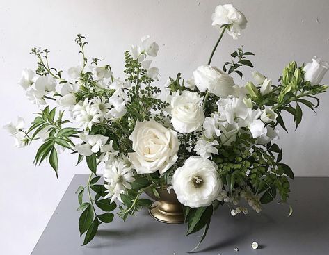 Green Wedding Flowers, Flower Centerpiece, Centerpieces Wedding, Wedding Floral Centerpieces, Sage Green Wedding, Wedding Flower Inspiration, White Wedding Flowers, Flower Centerpieces Wedding, Wedding Table Decorations