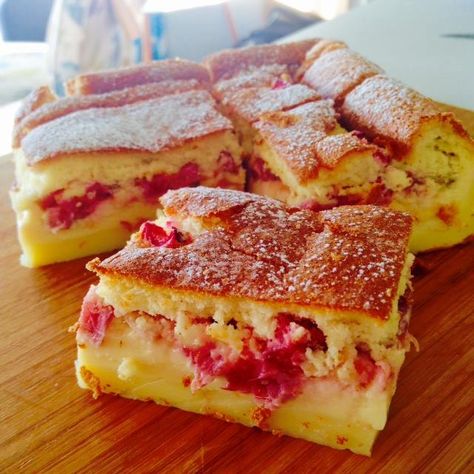 Rhubarb Custard Cake, Rhubarb Desserts Recipes, Entertaining Desserts, Custard Cake Recipes, Breakfast Cake Recipes, Rhubarb Custard, Rhubarb Desserts, Homemade Custard, Rhubarb Crumble