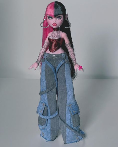 Draculaura Redesign, Doll Poses, New Monster High Dolls, Plushie Collection, Doll Customs, Doll Customization, Monster High Doll Clothes, High Characters, Monster High Pictures