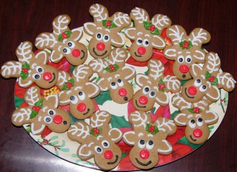 An upside down gingerbread man = Reindeer!  BRILLIANT!!!!!! Gingerbread Reindeer, Reindeer Cookies, Gingerbread Man Cookies, Christmas Cooking, Christmas Goodies, Noel Christmas, Holiday Baking, Holiday Treats, Christmas Treats