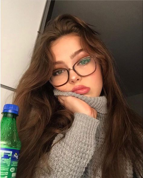 Cute Glasses Frames, Woman With Glasses, Classy Glasses, Glasses Inspiration, Glasses Trends, Womens Glasses Frames, Kacamata Fashion, Glasses Makeup, Image Swag