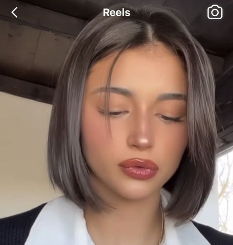 Short Hair On Straight Hair, Straight Shirt Hair, Heart Face Haircuts Short, Straight Cut Short Hair, Kaia Gerber Hair Short, V Triangle Face Shape, Shirt Straight Hair, Straight Hair Cuts Short, Short Hairstyle Women Straight Hair