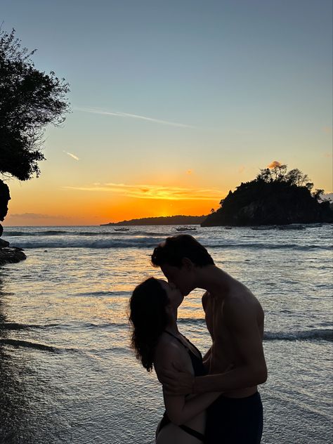 Trip Couple, Surfer Aesthetic, Lana Del Rey Honeymoon, Tropical Honeymoon, Bali Trip, Boyfriend Instagram, Honeymoon Pictures, Couple Pic, Holiday Romance