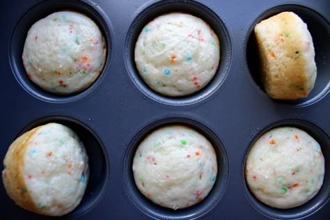 Greek Yogurt Funfetti Cupcakes Ww Funfetti Cupcakes, Healthy Funfetti Muffins, Weight Watchers Cupcakes, Greek Yogurt Cupcakes, Yogurt Cupcakes, Ww Deserts, Protein Sweets, Lite Recipes, Protein Cupcakes