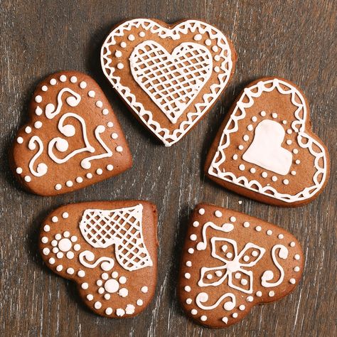 Gingerbread heart biscuits are traditionally seen at German christmas markets. These beautifully decorated german heart biscuits are incredibly simple to bake and with a batch of royal icing you can let you creative side run wild. Heart Biscuits, Gingerbread Heart, Heart Desserts, Christmas Biscuits, German Christmas Markets, Iced Biscuits, Christmas Heart, Christmas Hearts, Christmas Cookies Decorated