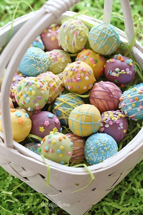 These Easter Egg cake balls are such a fun Easter dessert idea! Made lighter by using a box cake mix, egg whites and fat free Greek yogurt – no oil, no butter required! Easter Cake Balls, Easter Egg Cake Pops, Cute Easter Desserts, Easter Egg Cake, Easy Easter Desserts, Cake Ball, Easter Desserts Recipes, Egg Cake, Hello Sweetie