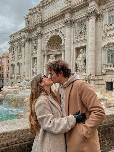 Europe Travel Couple, Rome Couple Photos, Couple In Rome Aesthetic, Rome Instagram Pictures Winter, Rome Photo Ideas Couple, Couples In Rome, Italy Couple Pictures, Rome Photo Ideas Winter, Rome Couple Pictures