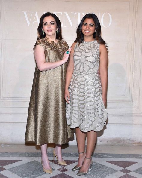 Wedding Brunch Outfit, Neeta Ambani, Manubhai Jewellers, Isha Ambani, Radhika Merchant, Nita Ambani, Wedding Brunch, Frock Fashion, Modern Tops