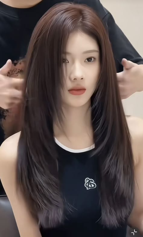 Korean Hairstyle For Girls Korean Haircut Long, Korean Long Hair, Pretty Hair Cuts, Korean Haircut, Hair Style Korea, Hair Inspiration Long, Straight Hair Cuts, Hairstyles For Layered Hair, Haircuts Straight Hair