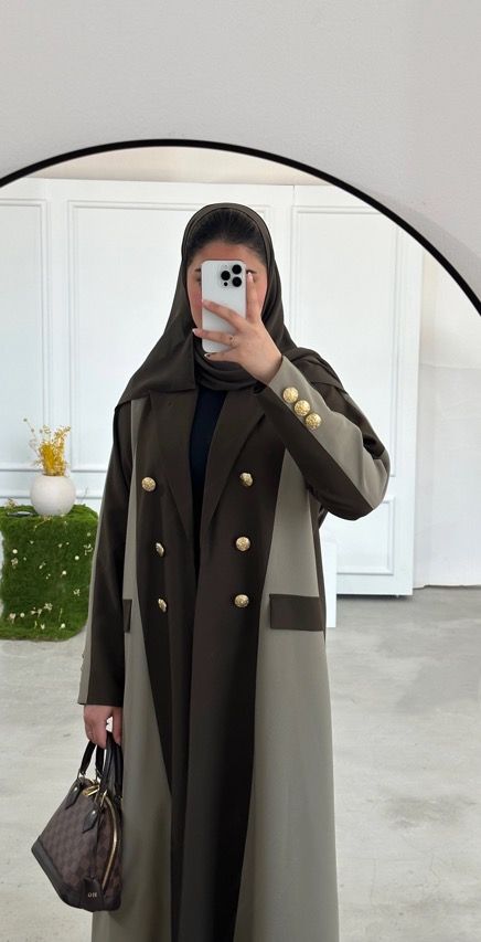 Abaya Blazer, Emirati Fashion, Blazer Abaya, Work Abaya, Simple Abaya Designs, Modest Hijabi Outfits, Black Abaya Designs, Simple Abaya, Mode Abayas