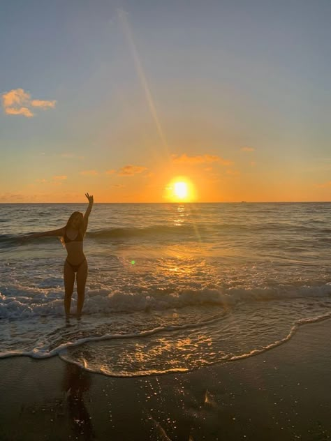 summer sunsets 🌅 Summer Aesthetic Pictures Beach, Photos At The Beach Aesthetic, New Years Beach Pictures, Instagram Beach Pictures Photo Ideas, Summer Holiday Pictures, Beach Holiday Pictures, Pictures Of Yourself, Cute Sunrise Beach Pictures, Sunset And Sunrise Aesthetic