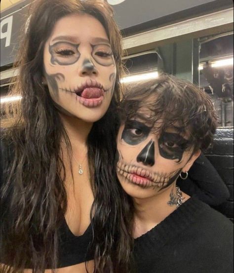 Couple Halloween Costumes Skeleton, Skeleton Outfit Ideas, Couples Skull Makeup, Couples Makeup Halloween, Couples Skeleton Makeup, Couple Skeleton Makeup, Skull Makeup Couple, Skull Costume Women, Matching Face Paint