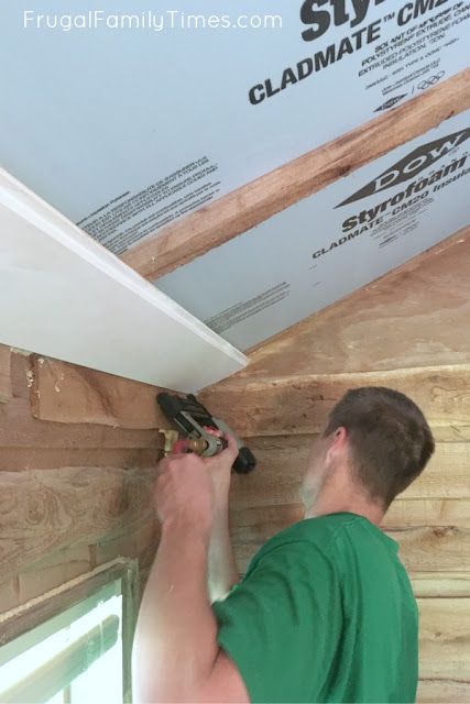 How to Install a Very Simple Shiplap Ceiling | Frugal Family Times Shiplap On Ceiling, Cabin Shed Homes, Diy Shiplap Ceiling, Shed Ceiling Ideas, Camp Bedroom, Farmhouse Style Homes, Plywood Ceiling, Ceiling Diy, Robie House