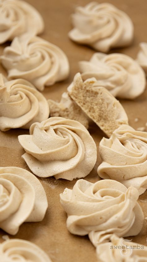 Swirled brown sugar meringue cookies on unbleached parchment paper. One of the meringue cookies in the background is broken in half, showing the texture inside. Gingerbread Meringue Cookies, Brown Sugar Meringue Cookies, Thanksgiving Meringue Cookies, Merange Cookies Meringue, Merengue Recipe, Meringues Cookies, Merengue Cookies, Brown Sugar Meringue, Cookies Meringue