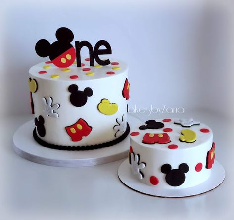 #customcake #1stbirthday #strawberrycake #buttercreamicing #cakedecorator #smashcake #mickeymousetheme #bakinglove #happybirthda Kue Mickey Mouse, Mickey Mouse 1st Birthday Cake, Edible Cake Images, Bolo Do Mickey Mouse, Mickey Birthday Cakes, Baby Picture Ideas, Γενέθλια Mickey Mouse, 3d Dort, Mickey Mouse Birthday Theme