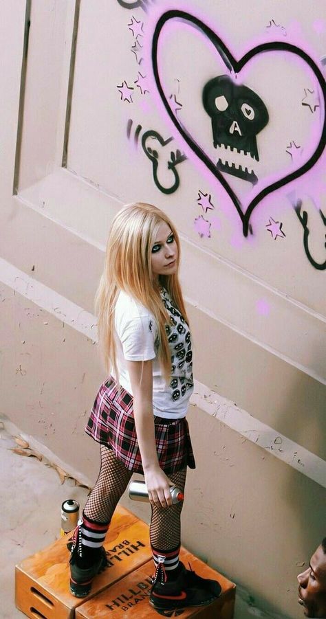 Early 2000s Punk, Styl Emo, Avril Lavigne Outfits, 2000s Punk Aesthetic, Princesa Emo, Stile Punk Rock, Princesa Punk, Pop Punk Aesthetic, Chicas Punk Rock