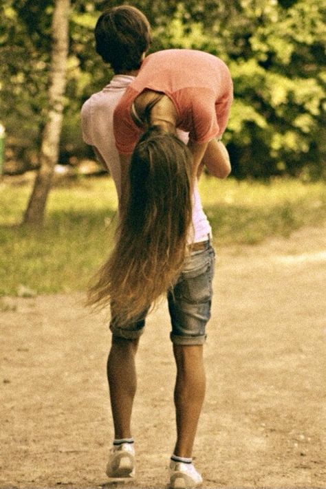 Piggy back rides adorable Guy Best Friend, Cute Couple Quotes, Foto Tips, Photo Couple, Hopeless Romantic, Akita, Cute Couple Pictures, Bones Funny, Couple Pictures