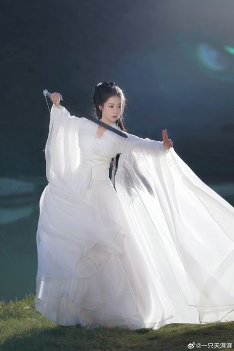 Traditional Chinese Outfit For Women, White Hanfu For Women, Hanfu White, Chinese Dressing, Modern Chinese Dress, Martial Arts Photography, Hanfu Women, Hanfu Cosplay, Chinese Fancy Dress