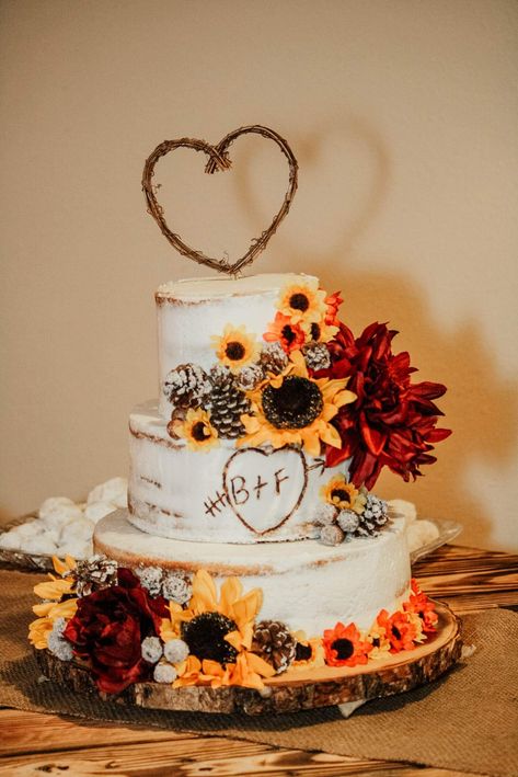 Sunflower Wedding Cake, Rustic Sunflower Wedding, Country Wedding Cakes, Sunflower Themed Wedding, Wedding Cake Roses, Sunflower Wedding Invitations, Wedding Cake Rustic, Rustic Wedding Cake, Fall Wedding Cakes