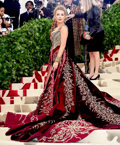 blake-lively-met-gala-2018 Blake Lively Met Gala, Blake Lively Style, Met Gala Outfits, Met Gala Dresses, Gala Outfit, Met Gala Red Carpet, Atelier Versace, Looks Black, Beauty Dress