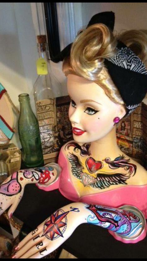 Barbie Styling Head Repaint, Pinup Barbie, Pictures Of Barbie, Weirdest Pictures, Barbie Tattoo, Barbie Head, Bad Barbie, Mannequin Art, Mannequin Head