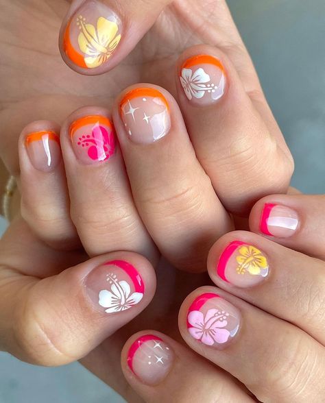 Cool Nails Summer, Hawaii Inspired Nails Simple, Hawaii Nail Inspo Short, Hawaiian Nails Designs Short, Short Nail Art Flower, Very Short Nail Designs Summer, Hawaii Nails Short Gel, Short Nail Designs Tropical, Hawaii Short Nails