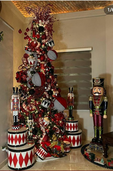 Nut Cracker Christmas Tree Ideas, Nutcracker Christmas Tree Ideas, Nutcracker Christmas Tree Theme, Nut Cracker Christmas Tree, Nutcracker Themed Christmas Tree, Nutcracker Display Ideas, Aesthetic Cozy Christmas, Draw Christmas Tree, Wallpaper Christmas Aesthetic