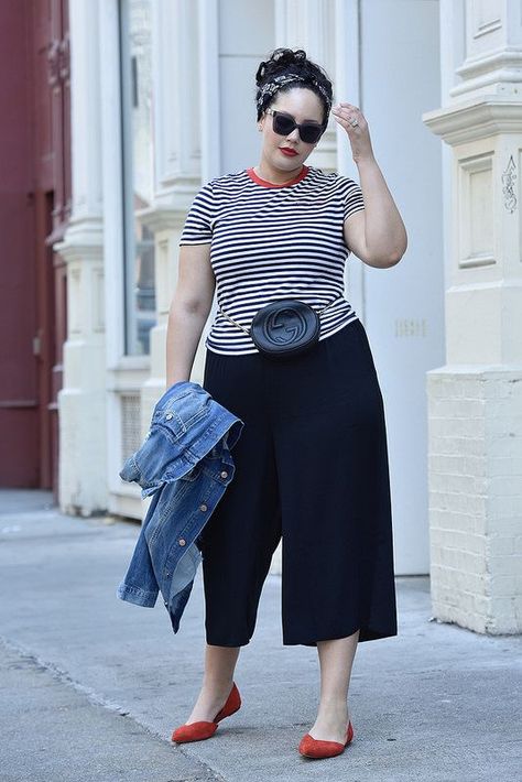 Plus Size Body Positive Fashion for Women. Culottes, fanny pack, and red flats for the win. #fatshion Square Pants Outfit, Outfit For Plus Size, Short Plus Size Fashion, Xl Mode, Body Positive Fashion, Culotte Style, Moda Curvy, Below The Knee Dresses, Look Plus Size