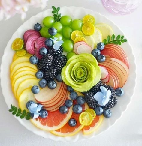 Salad Lovers Fruit Station, Salad Presentation, Food Garnish, Fresh Fruit Cake, Fruit Platter Designs, Beautiful Salad, Fruit And Vegetable Carving, Vegetable Carving, Fruit Decorations