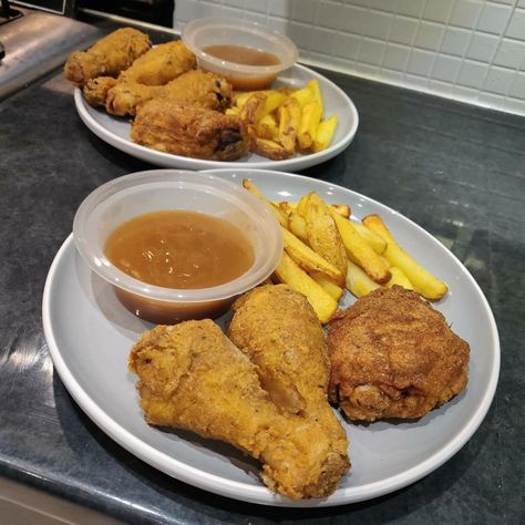 An at home cheap and tasty fried chicken recipe with skin on fries Kfc Delivery, Bbq Beans, Fakeaway Recipes, Meal For Two, Deep Frying Pan, Fried Chicken Recipe, Frozen Corn, Oven Cooking, Meals For Two