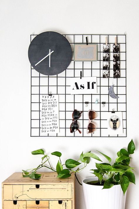 DIY metal wall grid display Kitchen Notice Board, Metal Wall Grid, Diy Home Decor For Apartments, Diy Wand, Wall Decorating, Diy Casa, Room Goals, Decor Display, White Wall