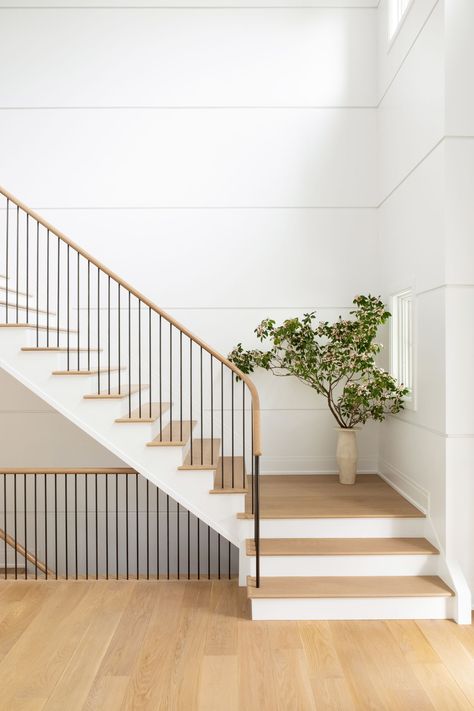 Reling Design, Sweet Fern, Cold Spring Harbor, Staircase Railing Design, House Staircase, Escalier Design, Stair Railing Design, Iron Balusters, Stair Landing