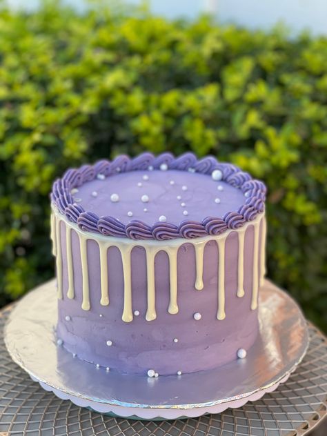 Lilac Buttercream, Lilac Cake, Graduation Sugar Cookies, Barbie Themed Cake, Bolo Drip Cake, Desert Cups, Purple Cakes Birthday, Small Birthday Cakes, White Birthday Cakes