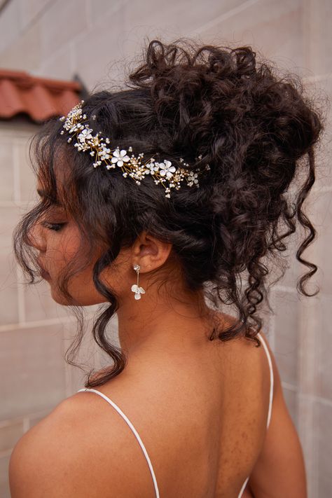 Quincera Hairstyles, Curly Bridal Hair, Quince Hairstyles For Long Hair, Summer Wedding Hairstyles, Hair Quince, Hairstyles With Crown, Quince Hairstyles With Crown, Flower Crown Hairstyle, Curly Wedding Hair