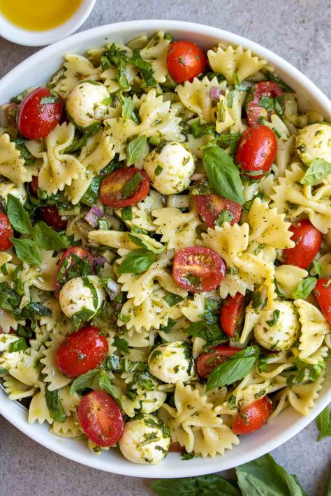 This Italian bow tie pasta salad recipe is perfect for any summer BBQ. Full of color and flavor, this recipe is quick, easy, and healthy. Bow Tie Pasta Salad, Resep Pasta, Sommer Mad, Bow Tie Pasta, Quick Easy Healthy Meals, Resep Salad, Healthy Food Inspiration, Healthy Food Dishes, Idee Pasto