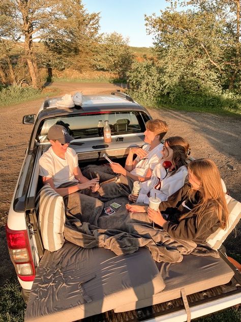 Group Of Friends Traveling Aesthetic, Guy Flipping Off Camera, Group Of People Aesthetic, Double Date Pictures, Double Date Aesthetic, Double Dates Aesthetic, Trip With Friends Aesthetic, Double Date Ideas, Trip Checklist