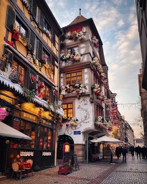 Strasbourg Christmas, Christmas In Europe, Christmas Markets Europe, Strasbourg France, Christmas Place, Virtual Travel, Christmas Travel, Destination Voyage, Strasbourg