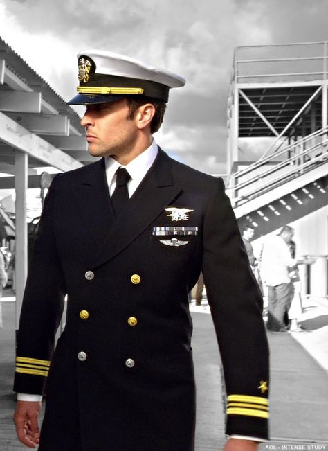 Steve McGarrett – An Officer and a Gentleman ……. | Alex O´Loughlin ~ An Intense Study Pilot Uniform Men, Hawaii 5 0, An Officer And A Gentleman, Pilot Uniform, Mexico Fashion, Steve Mcgarrett, Friday Nights, Navy And White Dress, Hawaii Five O