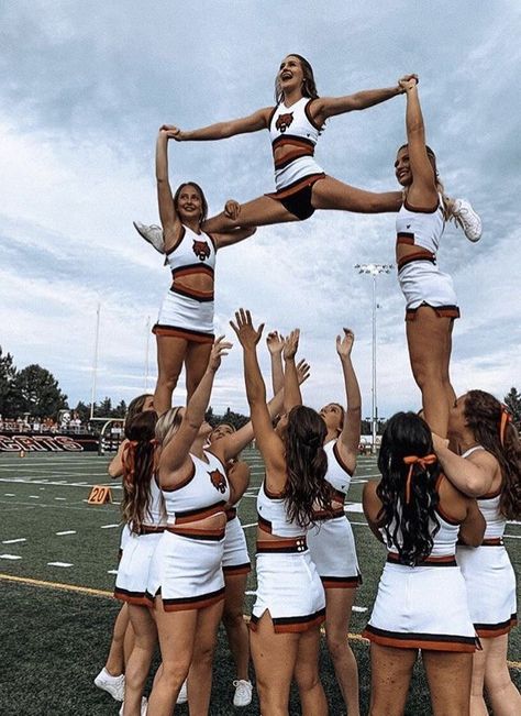 Cool Cheer Stunts, Cheerleading Workouts, Cheer Flyer, Cheer Team Pictures, Cheer Photography, Cheerleading Photos, Cheerleading Stunt, Cute Cheer Pictures, Cheers Photo