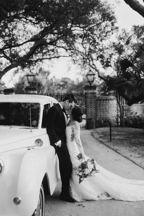 Classic Car Wedding, Vintage Wedding Car, Wedding Getaway Car, Wedding Photography List, Wedding Limo, Vintage Car Wedding, Wedding Picture Poses, Car Vintage, Bride And Groom Pictures