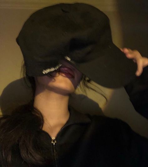 girl , half face , black cap , cap , lips , hair Girl Half Face, Dark Academia Aesthetic Tips, Kendall Jenner Video, Wallpaper Glitter, Steam Girl, Camera Tattoo, Party Photoshoot, Friends Moments