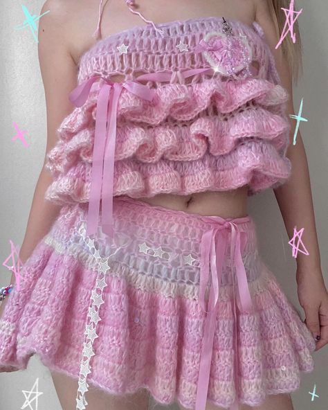 💗💗💗 Pastel Pink overflow 💗💗💗 Hand knitted new skirt (can also be styled as crop top) are now available in Peiliee Shop by @windoii.dada 💗💗💗 Customized made for all body sizes 🩰🎶 . . . . . . . . . . #handknitted #pinkaesthetic #pastelpinkaesthetic #pastelpink #angelic #dollcore #coquette #coquetteaesthetic #ballerinacore #balletcore Kawaii Crochet Clothes, Knitted Skirt And Top, Custom Clothes Diy, Crochet Top Designs, Crochet Top Aesthetic, Easy Cute Crochet, Crochet Cosplay, Crochet Mini Skirt, Custom Crop Top