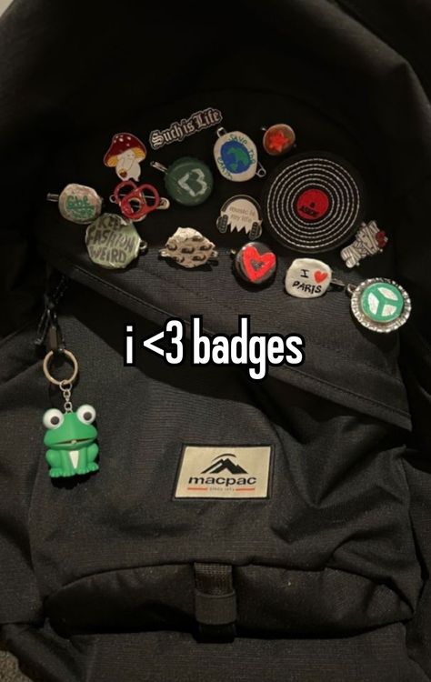 Pin Badges Diy, Black Backpack With Pins, Black Backpack Decoration, Aesthetic Backpack Grunge, Pins On Backpack Aesthetic, Grunge School Bag, Y2k School Bag, Bag With Pins Aesthetic, Backpack Decoration Ideas