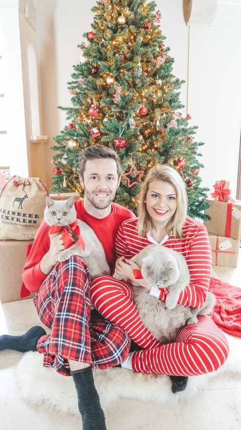 Christmas Pictures With Cats Family Photos, Pictures In Front Of Christmas Tree, Sitting In Front Of Christmas Tree Poses, Christmas Photos With Cats, Christmas Tree Poses, Christmas Card Ideas Picture, Cat Family Photo, Christmas Pictures Family, Christmas Pic