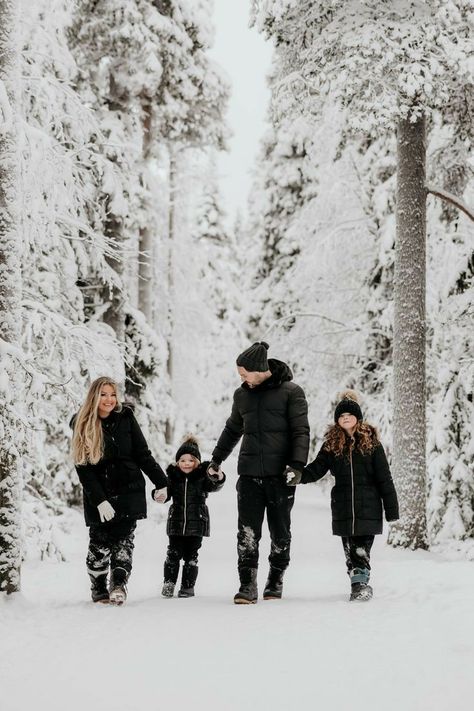 Family Snow Photoshoot, Snow Family Pictures, Outdoor Christmas Photos, Christmas Photoshoot Ideas, Winter Family Photoshoot, Winter Family Photography, Winter Family Pictures, Christmas Family Photoshoot, Snow Photoshoot