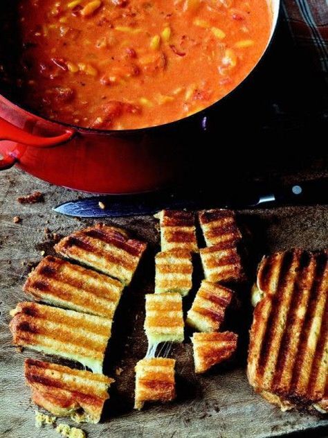 Soup Party Ideas, Soup Grilled Cheese, Tomato Soup Grilled Cheese, Easy Tomato Soup Recipe, Soup Bar, Christmas Soup, Grilled Cheese Croutons, Cheese Croutons, Tomato Soup Easy