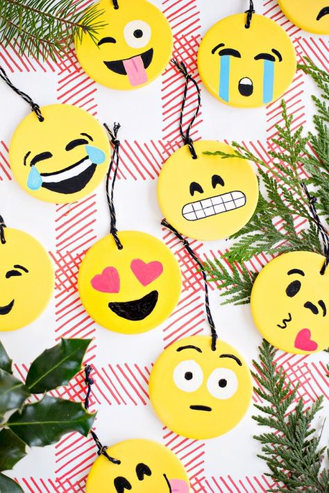 emoji ornaments Epic Emoji, Emoji Decorations, Party Emoji, Emoji Craft, Emoji Christmas, Easy Ornaments, Easy Christmas Ornaments, Emoji Party, Homemade Ornaments