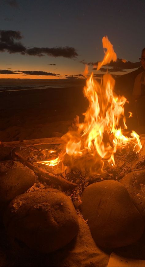 #summer #vibes #insta #inspo #beach #bonfire #aesthetic #nz Beach Fire Pit Aesthetic, Fall Beach Aesthetic, Beach Bonfire Aesthetic, Bonfire Pictures, Monica Aesthetic, Bonfire Aesthetic, Fire On The Beach, Nz Summer, Beach Fire Pit